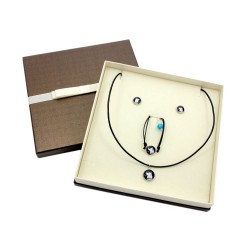 Japanischer Akita. Schmuck mit Box für Leute, die Hunde lieben. Ohrringe, ein Armband und Halskette. Photojewelry.