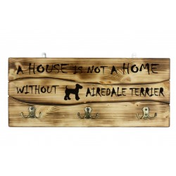 Airedale Terrier, Kleiderbügel aus Holz an der Wand mit dem Bild eines Hundes und mit einem Motto