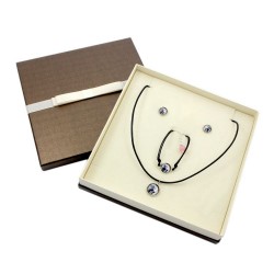 Kaukasische Owtscharka. Schmuck mit Box für Leute, die Hunde lieben. Ohrringe, ein Armband und Halskette. Photojewelry.