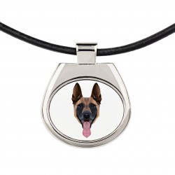 Un collier avec un chien Berger belge. Une nouvelle collection avec le chien géométrique