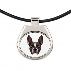 Un collier avec un chien Terrier de Boston. Une nouvelle collection avec le chien géométrique