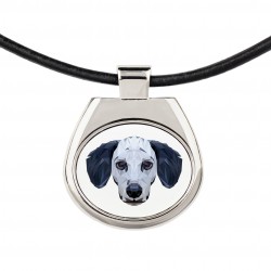 Una collana con un cane Dalmata. Una nuova collezione con il cane geometrico