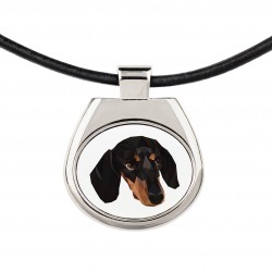 Un collar con un perro Perro salchicha smoothhaired. Una nueva colección con el perro geométrico