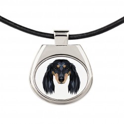 Un collier avec un chien Tackel longhaired. Une nouvelle collection avec le chien géométrique