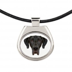 Una collana con un cane Alano tedesco. Una nuova collezione con il cane geometrico