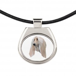 Un collar con un perro Lebrel afgano. Una nueva colección con el perro geométrico