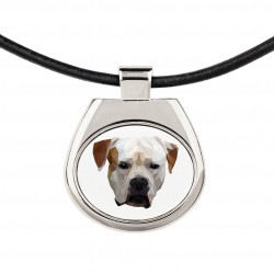 Una collana con un cane Bulldog americano. Una nuova collezione con il cane geometrico