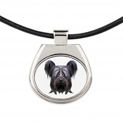 Una collana con un cane Skye Terrier. Una nuova collezione con il cane geometrico