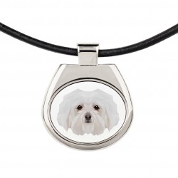 Un collier avec un chien Bichon bolonais. Une nouvelle collection avec le chien géométrique