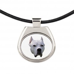 Un collar con un perro Dogo argentino. Una nueva colección con el perro geométrico