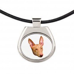 Una collana con un cane Cane dei Faraoni. Una nuova collezione con il cane geometrico