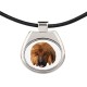 Una collana con un cane Tibetan Mastiff. Una nuova collezione con il cane geometrico
