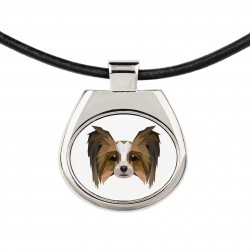 Una collana con un cane Papillon. Una nuova collezione con il cane geometrico