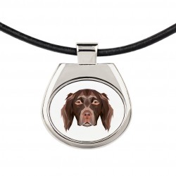 Un collar con un perro Münsterländer pequeño . Una nueva colección con el perro geométrico