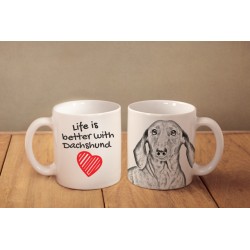 Jamnik gładkowłosy - kubek z wizerunkiem psa i napisem "Life is better...". Wysokiej jakości kubek ceramiczny.