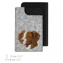 Brittany spaniel - A felt phone case with an embroidered image of a dog.