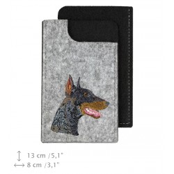 Dobermann cropped - Un étui en feutre pour votre téléphone portable avec une image du chien brodée