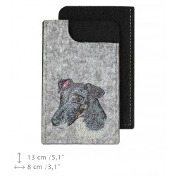 Foxterrier smothhaired - Filzbeutel für Handy mit einer gestickten Darstellung eines Hundes.