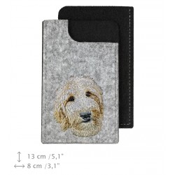 Goldendoodle - Un étui en feutre pour votre téléphone portable avec une image du chien brodée