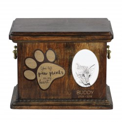 Urn for cat ashes with ceramic plate and sentence