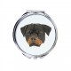 Uno specchio tascabile con un cane Rottweiler. Una nuova collezione con il cane geometrico