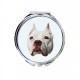 Uno specchio tascabile con un cane American Pit Bull Terrier . Una nuova collezione con il cane geometrico