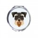 Un espejo de bolsillo con un perro Schnauzer. Una nueva colección con el perro geométrico