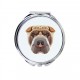 Uno specchio tascabile con un cane Shar Pei. Una nuova collezione con il cane geometrico