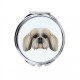 Un espejo de bolsillo con un perro Shih Tzu. Una nueva colección con el perro geométrico