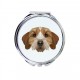 Uno specchio tascabile con un cane Basset fauve de Bretagne. Una nuova collezione con il cane geometrico