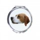 Uno specchio tascabile con un cane Pointer. Una nuova collezione con il cane geometrico