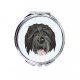 Uno specchio tascabile con un cane Terrier nero russo. Una nuova collezione con il cane geometrico