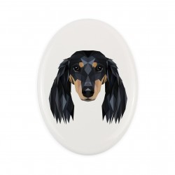 Una placa de cerámica con un perro Perro salchicha longhaired. Perro geométrico.
