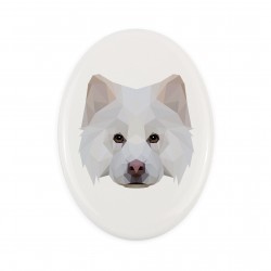 Una lapide in ceramica con un cane Lapinkoira. Cane geometrico