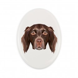Una lapide in ceramica con un cane Piccolo münsterländer. Cane geometrico